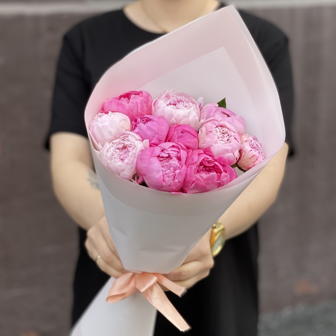 Розовый микс из 11 пионов